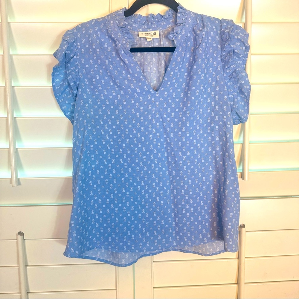 ✨5/$15 Studio B Floral Blue Blouse size S